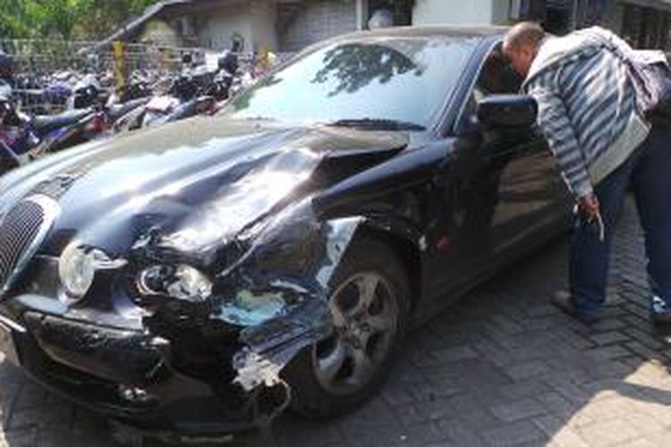 Mobil Jaguar B 369 AR yang mengalami kecelakaan lalu lintas di Jatinegara dan Matraman Jakarta Timur. Rabu (24/9/2014).
