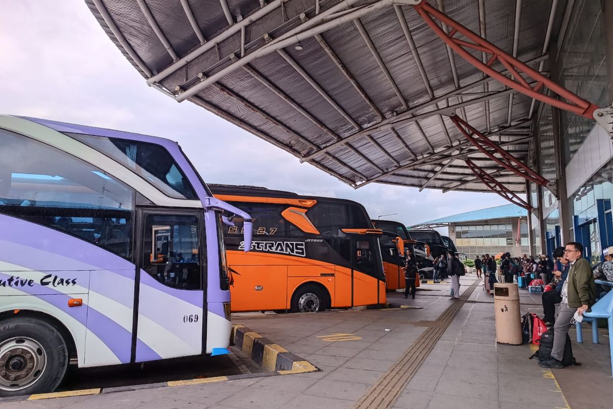 Masyarakat yang hendak berangkat ke kota tujuan di Terminal Pulo Gebang, Jakarta Timur, Jumat (30/12/2022).