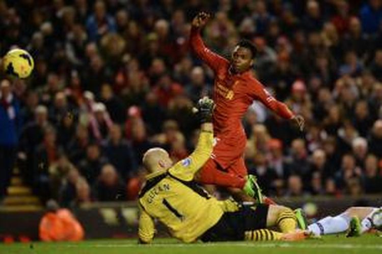 Penyerang Liverpool Daniel Sturridge melepaskan tembakan yang berujung gol ke gawang Aston Villa, pada pertandingan Premier League, di Anfield, Sabtu (18/1/2014).