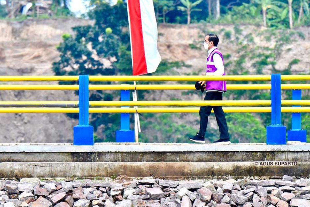 Presiden Joko Widodo dalam kunjungannya untuk meresmikan Bendungan Sindang Heula di Kecamatan Pabuaran, Kabupaten Serang, Banten, Kamis (4/3/2021). Jokowi mengatakan, Bendungan Sindang Heula akan meningkatkan produktivitas pertanian di Serang dan sekitarnya serta bisa menjadi destinasi wisata baru di Banten.