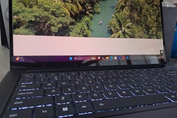 Layar jernih dan keyboard ergonomis pada Yoga Pro 7i Aura Edition mendukung kenyamanan kerja dalam waktu lama. Cocok untuk multitasking, video call profesional, hingga maraton editing konten.