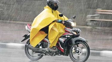 Polisi Minta Pengendara Hindari Jas Hujan Ponco, Ini Alasannya