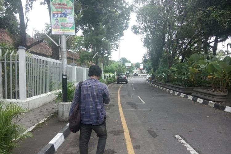 Jalan sebelah Utara Gereja Kota Baru yang setiap perayaan ibadah misa selalu dipenuhi penjual makanan