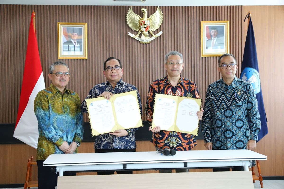 Penandatanganan nota kesepahaman Perpusnas dan Kemdiktisaintek dilakukan antara Sekretaris Utama Perpusnas dan Sekjen Kemendiktisaintek disaksikan Kepala Perpusnas dan Menteri Diktisaintek (12/3/2025).