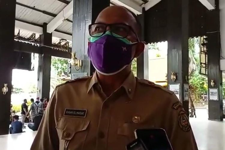 Kepala Dinas Pariwisata Kota Banjarmasin, Ikhsan Al Haq memberikan keterangan kepada wartawan terkait hilangnya sejumlah fasilitas umum di Kawasan Pasar Terapung Banjarmasin, Senin (8/3/2021). 