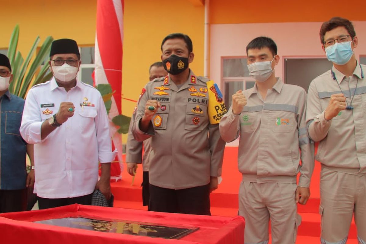 Kapolda Maluku Utara beserta Bupati dan Wakil Bupati Halmahera Tengah berpose bersama Presiden direktur dan Vice Presiden PT IWIP usai meresmikan Gedung Mako Brimob Batalyon C di Kawasan IWIP. 
Kiri ke kanan: Wakil Bupati Halmahera Tengah Abd Rahim Odeyani, Bupati Halmahera Tengah Edi Langkara, Kapolda Maluku Utara Irjen Pol. Risyapudin Nursin, S.I.K, President Direktur PT IWIP Xiang Bing He, Vice President PT IWIP Kevin He