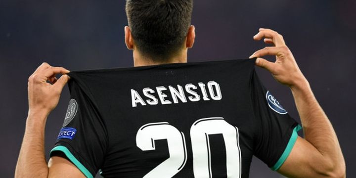 Marco Asensio memamerkan nama dan nomor kostumnya setelah mencetak gol kemenangan Real Madrid atas Bayern Muenchen pada semifinal Liga Champions di Allianz Arena, Rabu (25/4/2018).
