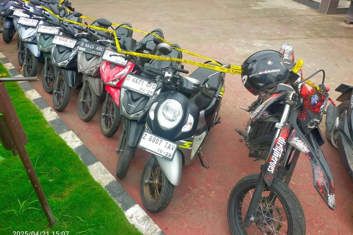 Sejumlah motor yang diambil dari tujuh pelaku pencurian motor yang berhasil diamankan Polsek Dayeuhkolot, Kabupaten Bandung, Jawa Barat, Rabu (23/4/2025)