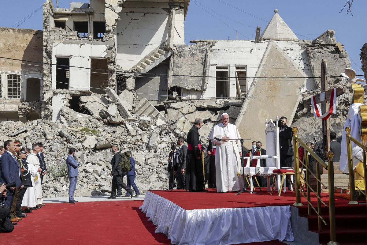 Paus Fransiskus, dikelilingi oleh reruntuhan gereja, mendoakan bagi korban perang di Lapangan Gereja Hosh al-Bieaa di Mosul, Irak, dulunya adalah ibu kota de facto ISIS, pada 7 Maret 2021.
