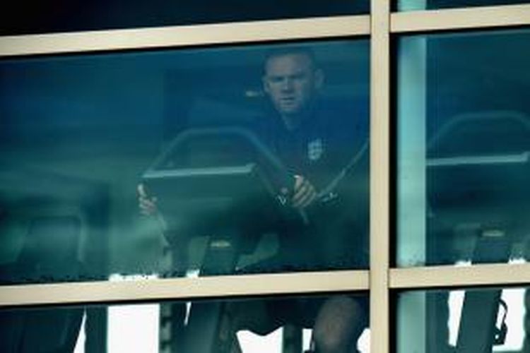 Wayne Rooney menjalani latihan di pusat kebugaran latihan tim nasional Inggris, Rabu (7/10/2015). 