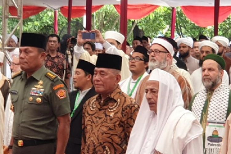 Menhan Ryamizard Ryacudu bersama ulama di Pendopo Kajen, Pekalongan, Jawa Tengah, Selasa (9/4/2019).