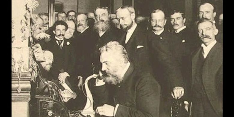 Alexander Graham Bell (duduk) saat membuka jaringan telepon jarak jauh dari New York ke Chicago pada 1892.