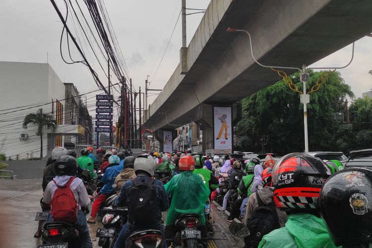 Kendaraan Tidak Bisa Bergerak saat melintasi Jalan RS Fatmawati imbas banjir, Selasa (7/2/2023). 
