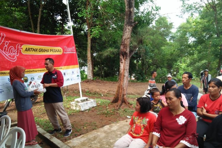Nurkiyah, warga Rampang Cate, Batam, Kepulauan Riau saat membeli sembako murah, Kamis (31/5/2018)