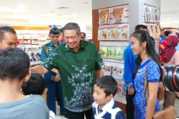 Presiden Susilo Bambang Yudhoyono di tobo buku Gramedia di Jalan Matraman, Jakarta Timur, Jumat (23/8/2013) malam.