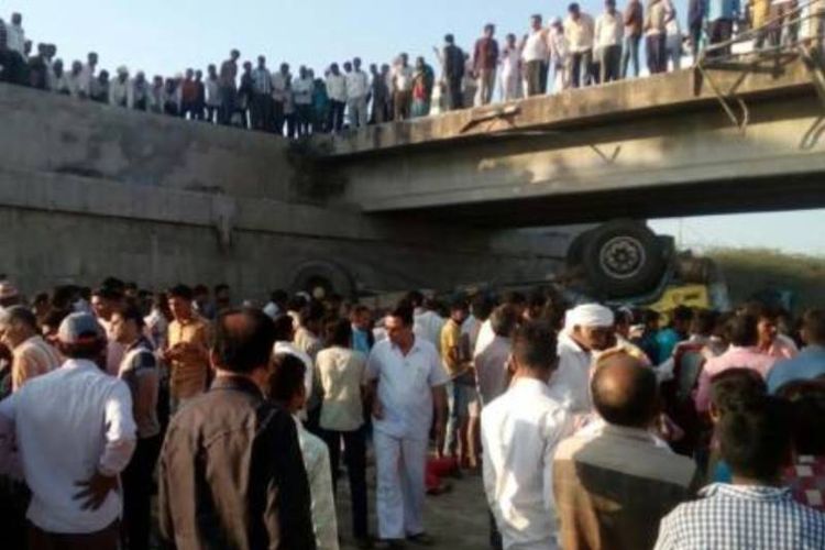 Truk yang mengangkut rombongan pengantin jatuh dari jembatan di negara bagian Gujarat, India menewaskan 25 orang.