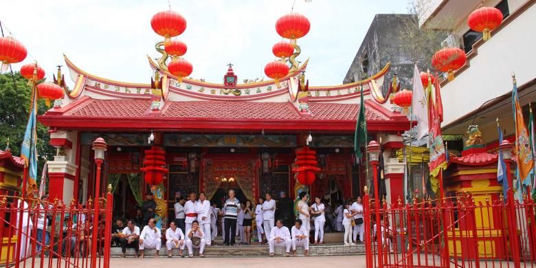 Klenteng Ban Hing Kiong yang merupakan klenteng tertua di Manado berada di kawasan Kampung Cina.