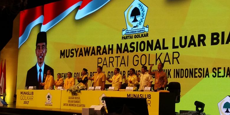 Pimpinan Musyawarah Nasional Luar Biasa (Munaslub) Partai Golkar di JCC, Senayan, Jakarta, Rabu (20/12/2017).