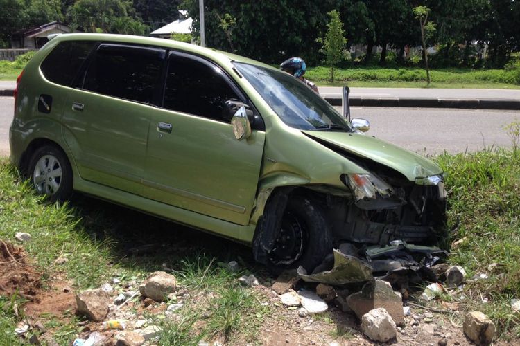 Sebuah mobil Toyota Avanza mengalami kecelakaan di ruas jalan menuju Bandara Pattimura Ambon, Selasa (16/1/2018).