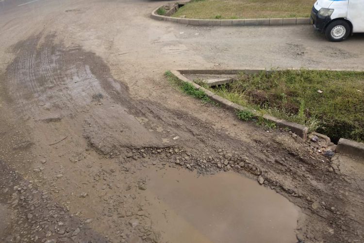 Jalur transjakarta koridor 13 dekat Halte Puri Beta 2 rusak, Selasa (27/3/2018).