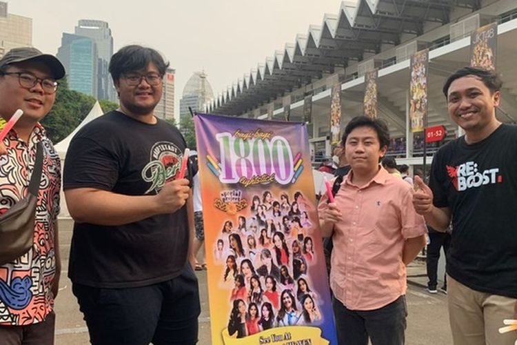 Penggemar JKT48 bagi-bagi lightstick di Istora Senayan, Jakarta Selatan, Sabtu (6/8/2022).