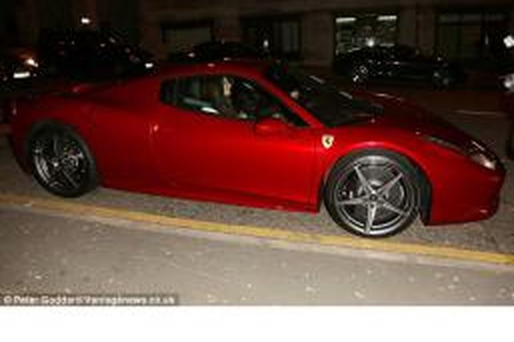 Fabio Borini bersama tunangannya yang merupakan seorang model, Erin O'Neill, menggunakan mobil Ferrari ketika tiba di pusat kota Liverpool, Jumat (27/2/2015) malam.