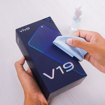 Kotak penjualan Vivo V19 yang sedang dibersihkan.