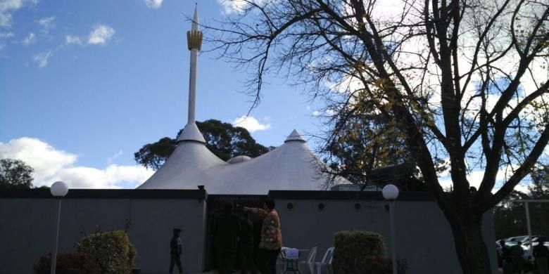 Canberra Mosque di 130 Empire Circuit, Canberra, Australian Capital Territory (ACT), Australia, menjelang shalat Jumat, akhir Mei 2016.