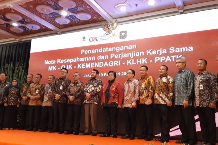 Penandatanganan nota kesepahaman dan perjanjian kerja sama antara Mahkamah Konsititusi, Otoritas Jasa Keuangan (OJK), Kementerian Lingkungan Hidup dan Kehutanan (KLHK), Kementerian Dalam Negeri (Kemendagri), dan Pusat Pelaporan dan Analisis Transaksi Keuangan (PPATK), di Jakarta, Selasa (19/2/2019).