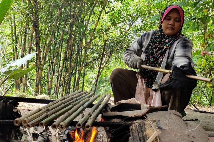Rumah produksi bambu milik Mujimin di Pedukuhan Nabin, Kalurahan Sidomulyo, Kapanewon Pengasih, Kabupaten Kulon Progo, Daerah Istimewa Yogyakarta. Dari rumah ini, 40.000 baki atau nampan dibikin untuk diekspor ke Belanda.
