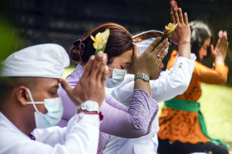 Umat Hindu melakukan persembahyangan bersama Hari Raya Galungan di Pura Parahyangan Agung Jagatkarta, Taman Sari, Kabupaten Bogor, Jawa Barat, Rabu (16/9/2020). Ada sejumlah ucapan Galungan penuh makna yang dapat disampaikan.