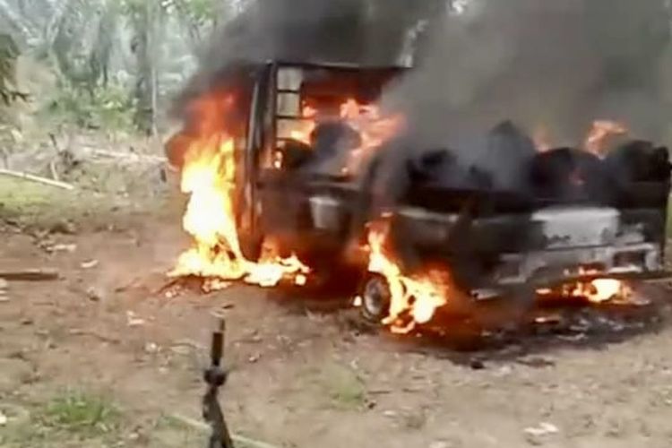 Satu unit mobil yang terbakar dalam bentrokan antara perusahaan sawit dengan warga di Kabupaten Pesisir Barat, Selasa (15/8/2023) sore.