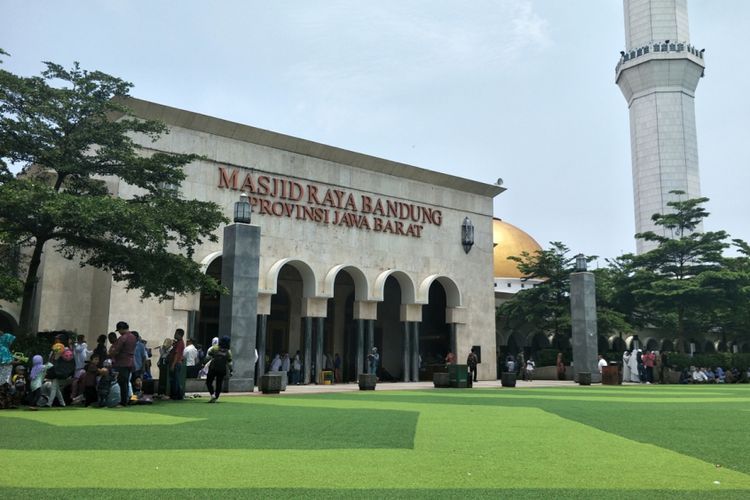 Masjid Raya Bandung yang bisa menjadi salah satu wisata religi di Bandung