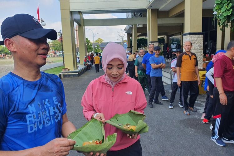 HARI PERTAMA: Bupati Gunungkidul Sunaryanta seusai olahraga dan akan memantau ASN yang bolos kerja pada hari pertama masuk kerja usai libur Lebaran 2024, Selasa (16/4/2024).