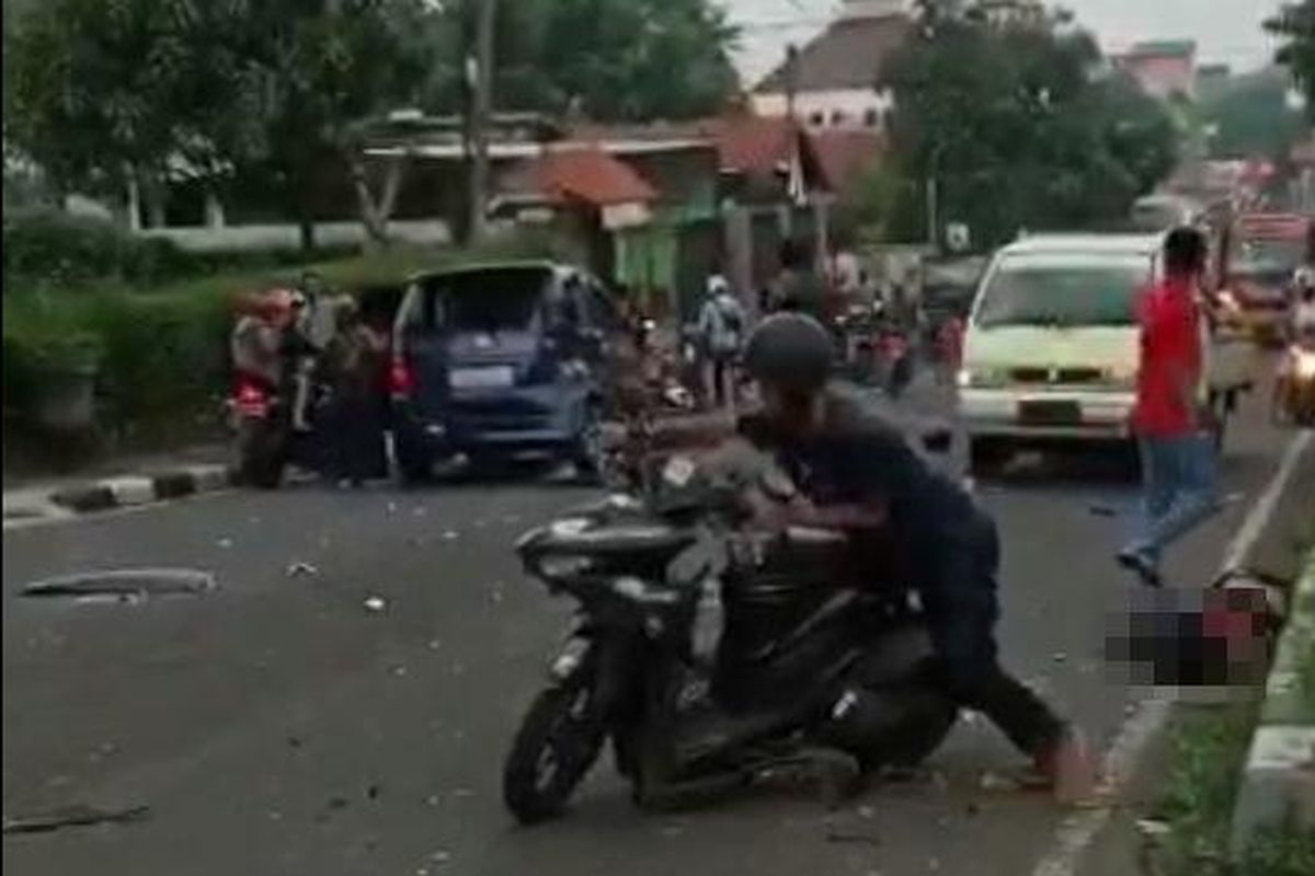 Kecelakaan maut antara pengendara motor pengawal ambulans dengan truk di Jalan Ahmad Yani, Kabupaten Subang, Jawa Barat, Selasa (4/1/2022)