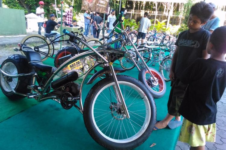 Dua bocah melihat dua unit sepeda listrik gede (Seliged) di Lapangan Sewandanan, Jalan Sultan Agung, Kota Yogyakarta, Minggu (14/3/2017).