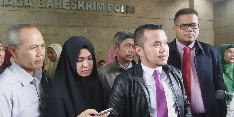 Sejumlah korban agen travel umrah PT Garuda Angkasa Mandiri berkonsultasi sebelum membuat laporan polisi di Bareskrim Polri, Jakarta, Senin (5/2/2018).