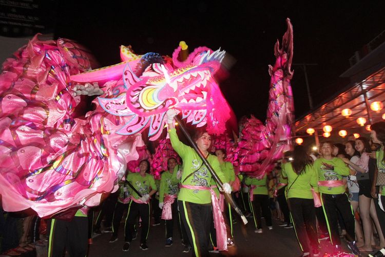 Kemeriahan Pawai Lampion dalam rangkaian puncak perayaan Imlek dan Cap Go Meh 2569 di Kota Singkawang, Kalimantan Barat, Rabu (28/2/2018).