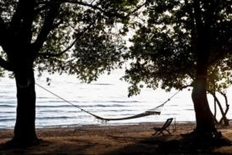 Tempat tidur gantung atau hammock di resor Amanwana, Pulau Moyo, Indonesia