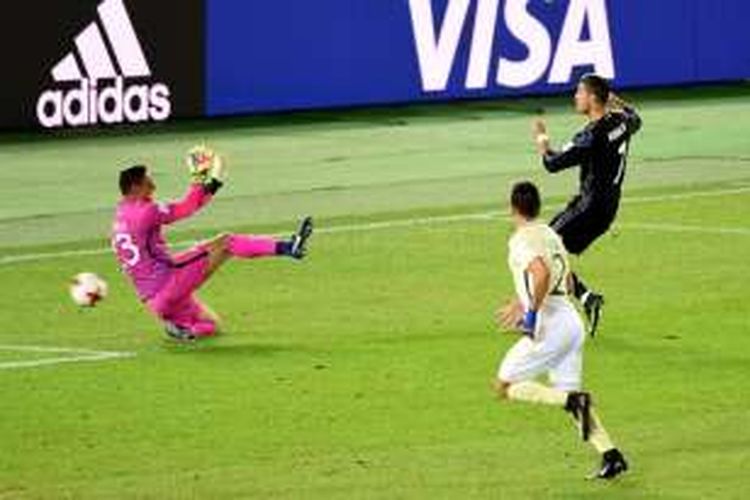 Penyerang Real Madrid, Cristiano Ronaldo (kanan), mencetak gol ke gawang Club America pada pertandingan semifinal Piala Dunia Antarklub 2016 di Yokohama International Stadium pada 15 Desember. 