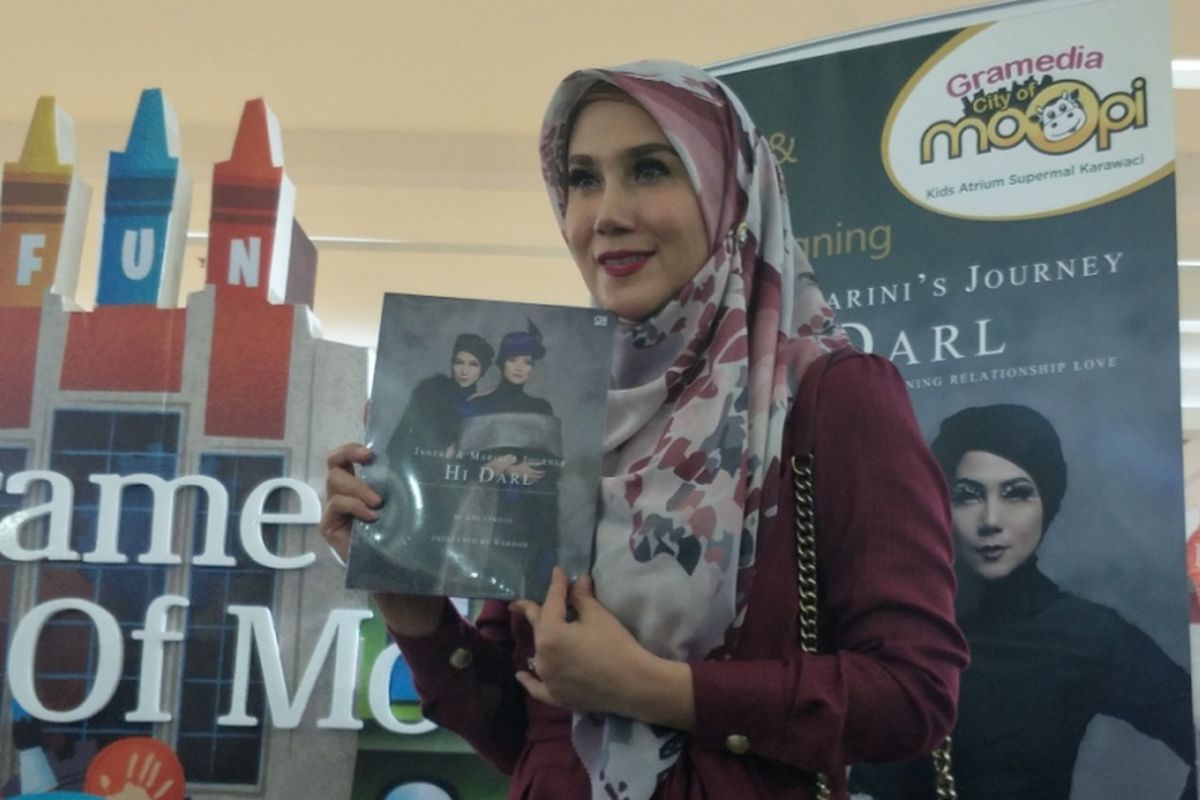 Marini Zumarnis dalam meet and greet dan book signing bukunya, Hi Darl, di Supermal Karawaci, Tangerang, Minggu (22/7/2018).