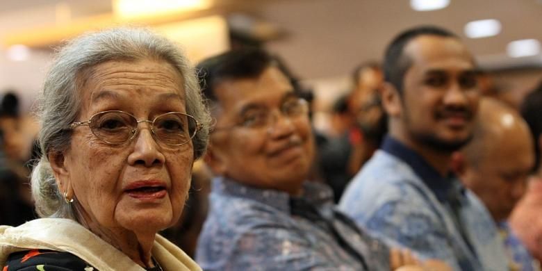 Istri mantan Kapolri Hoegeng Iman Santoso, Meri Hoegeng, Wakil Presiden RI ke-10 Jusuf Kalla, dan Ketua Komisi Pemberantasan Korupsi Abraham Samad (kiri ke kanan) dalam peluncuran buku 'Hoegeng: Polisi dan Menteri Teladan' di Toko Buku Gramedia, Pondok Indah Mall, Jakarta, Minggu (17/11/2013).