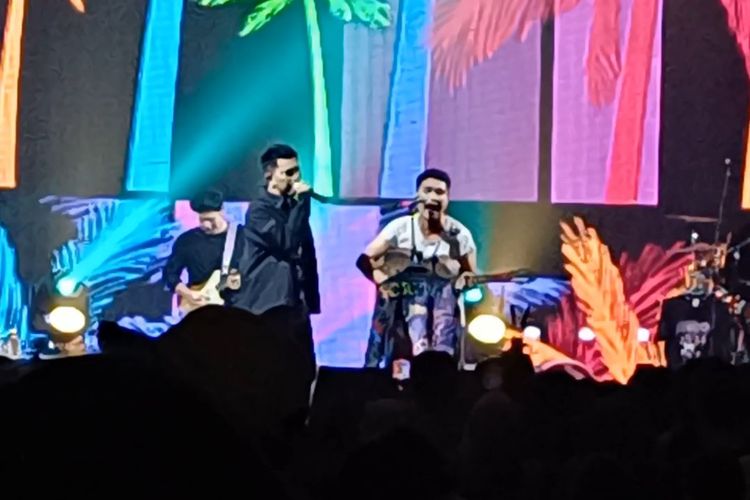 Vokalis Ada Band, Naga berduet dengan penyanyi Aldi Taher dalam konser Tribute to Coldplay, di Bengkel Space SCBD, Jakarta Selatan, Senin (3/7/2023).