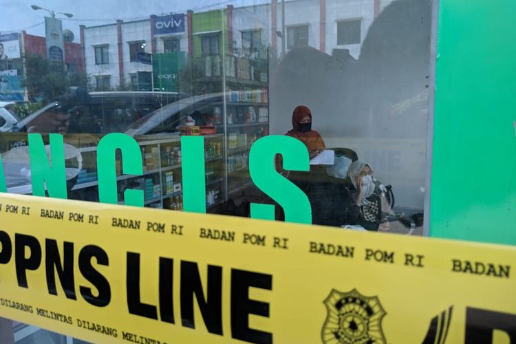 Garis Penyidik Pegawai Negeri Sipil (PPNS) dalam penyegelan Toko Kosmetik Perancis pengedar obat keras ilegal di Mall Bandara City Tangerang Selasa (3/12/2019).