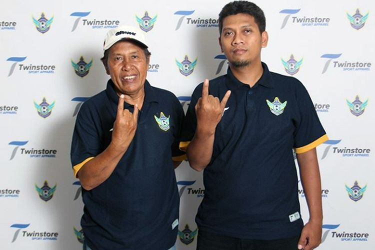 Pelatih anyar Persegres Gresik United Sanusi Rahman (kiri) dan asisten Fery Hadi Kurniawan.