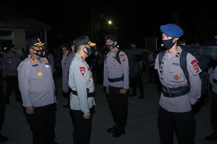 Sebanyak 200 personel Satuan Brimob Polda Nusa Tenggara Timur (NTT) dikirim ke Jakarta untuk mengamankan situasi ibu kota pasca-aksi demonstrasi buruh dan mahasiswa menolak Omnibus Law UU Cipta Kerja, Minggu (11/10/2020).
