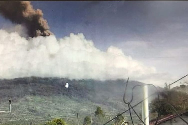 Gunung Kerinci erupsi dengan ketinggian abu mencapai 700 meter, Selasa (6/12/2022)