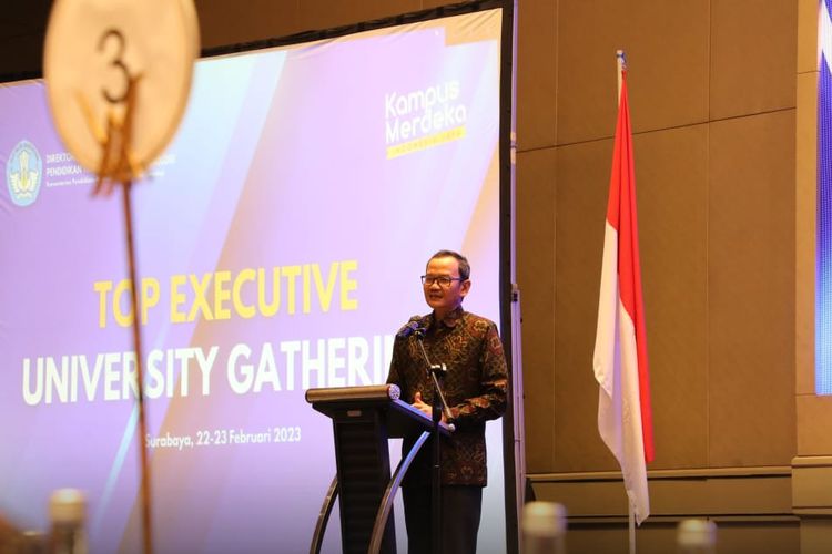 Plt. Dirjen Diktiristek Prof. Nizam dalam kegiatan Top Executive University Gathering Batch 2 di Surabaya pada Rabu, 22 Februari 2022. 
