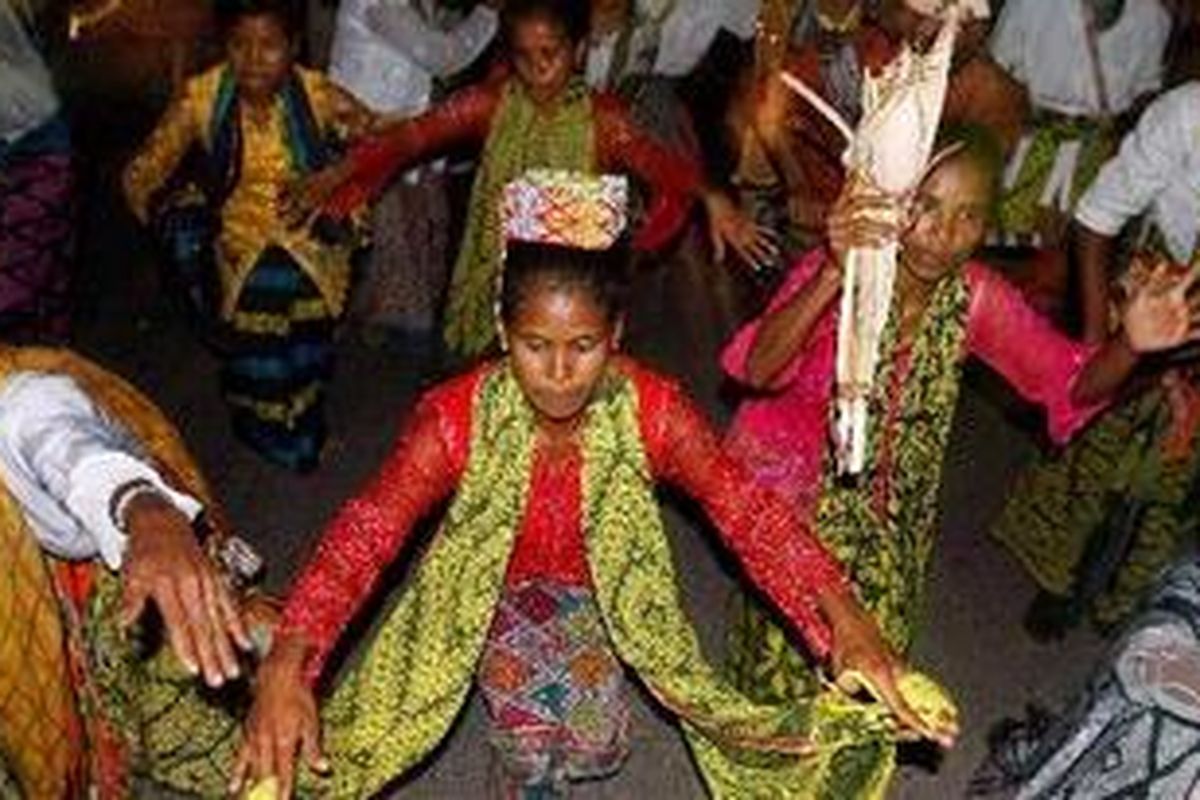 Warga adat Timor Tengah Utara membawakan tarian pada pawai perayaan Paskah 2011 di Jalan Timor Raya, Kupang, Nusa Tenggara Timur, Senin (25/4/2011). Perayaan ini juga diikuti warga lintas agama yang mengkampanyekan perdamaian dan toleransi antarumat di NTT.