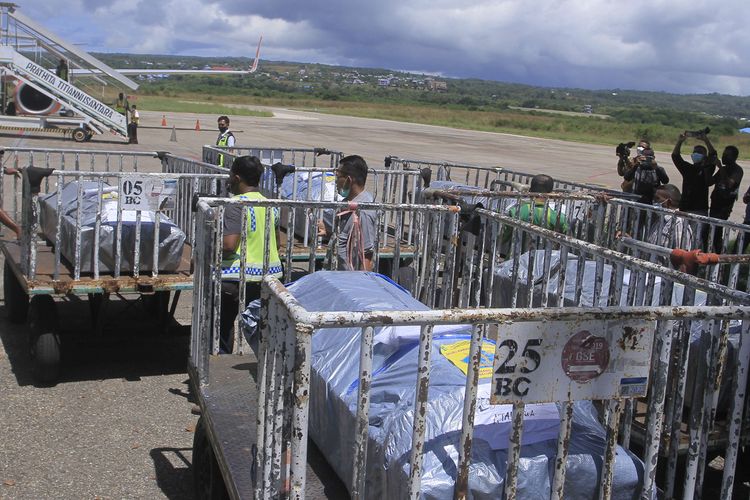 Sejumlah peti mati berisi jenazah korban kecelakaan maut di Papua Barat tiba di bandara El Tari Kupang, NTT,  Kamis (14/4/2022).  Sebanyak 18 orang pekerja tambang di Papua Barat, asal NTT dinyatakan meninggal dunia setelah truk yang ditumpangi kecelakaan di KM 10 Pegunungan Arfak ketika hendak ke pusat kota pada Rabu (13/4) kemarin.